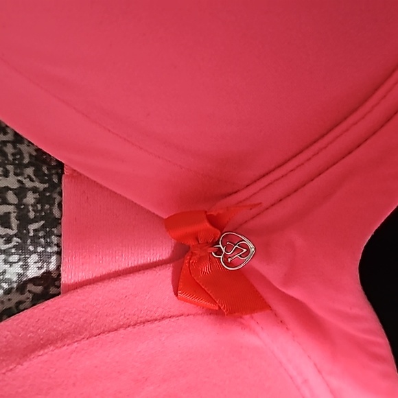 2 like new Victoria secret bras - Picture 2 of 10